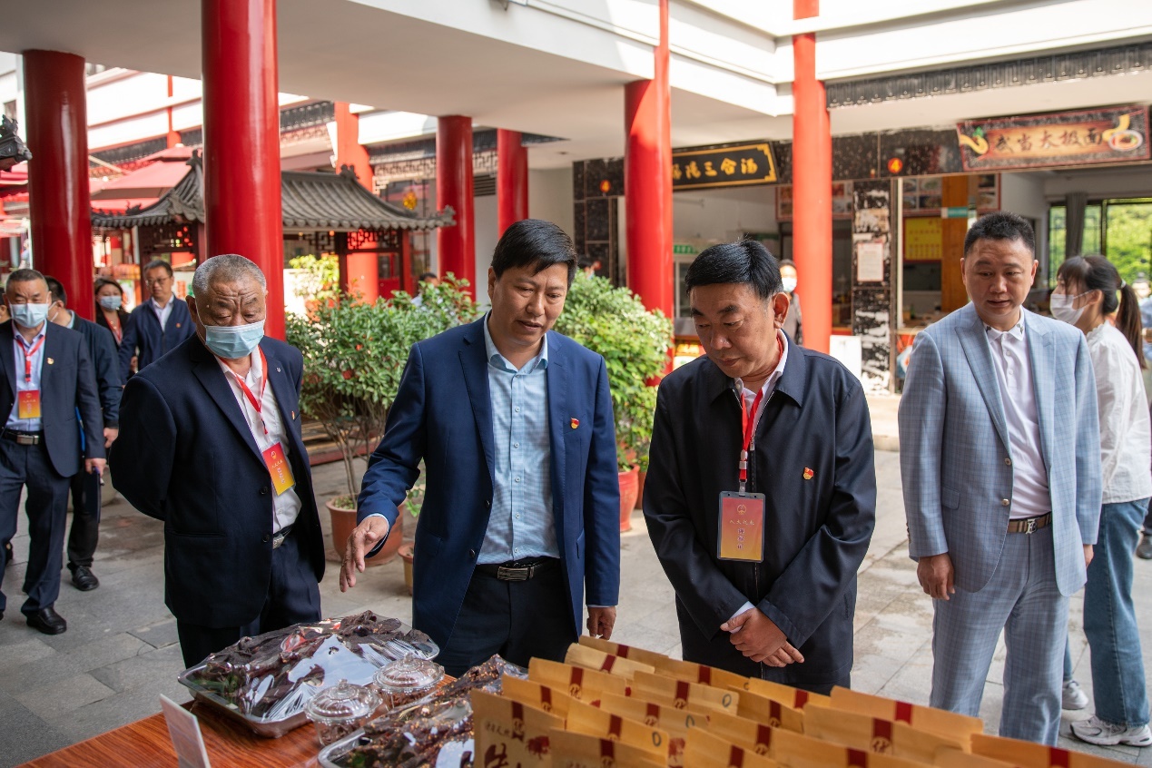 师利龙在参加武当山特区代表团2022年度"代表行动"第一代表小组活动时