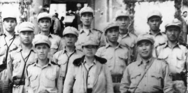 杨金秀:缅甸最大女毒枭,4岁玩枪,抽烟80多年,被称"女皇帝"