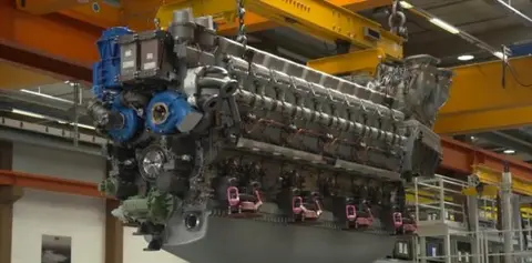 德国造超级发动机,每小时烧2000升柴油,35年免维修