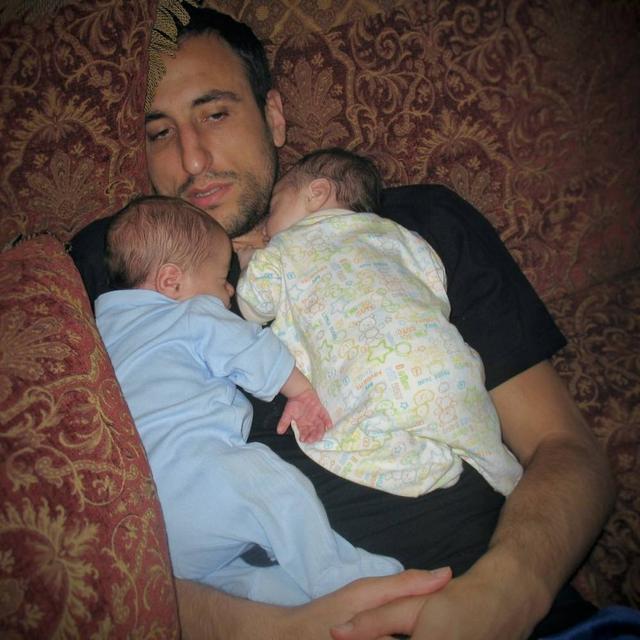 吉诺比利晒照为两个儿子庆生:对 他们今天10岁了