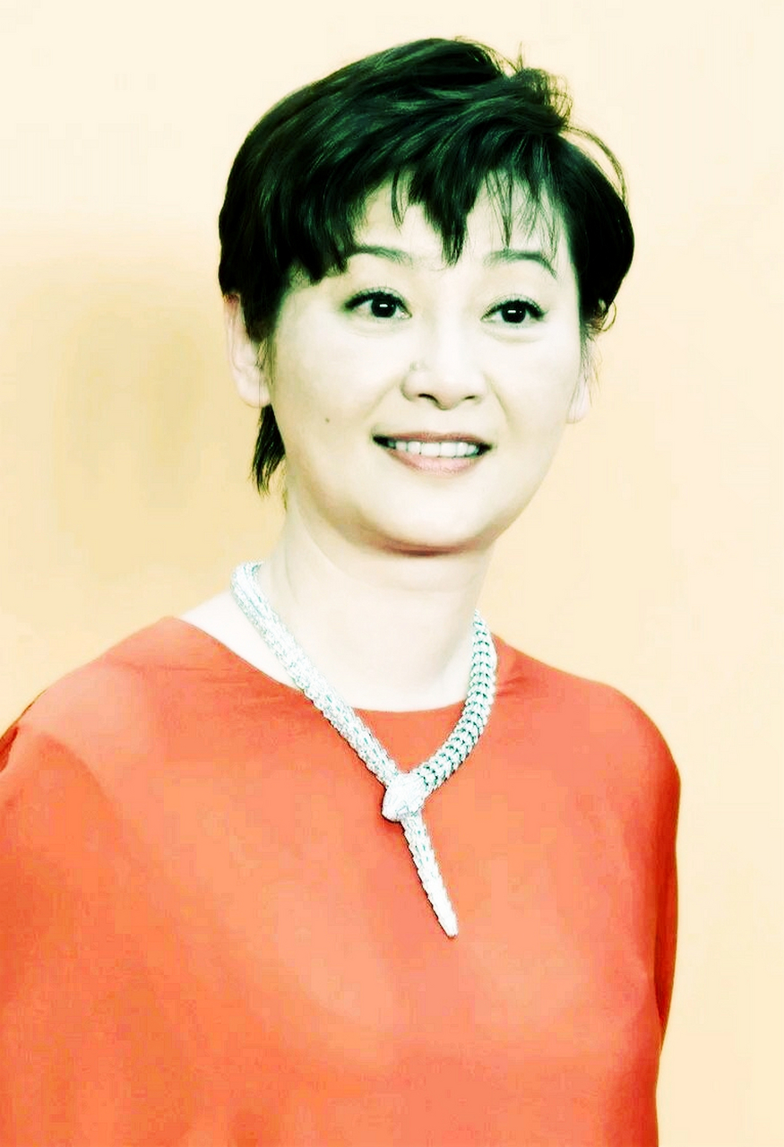 徐帆出席活动.这次她穿了一件红色的裙子.