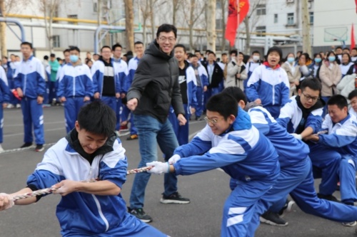 淄博一中2021级举行冬季拔河比赛活动