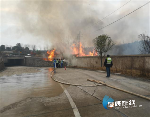 团结暖人心!湖南瓷城服务区工作人员协助火警共同扑灭森林大火