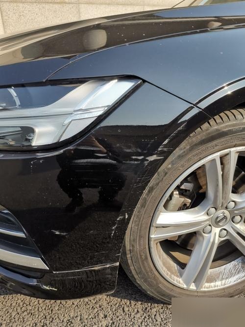 黑色车小划痕如何处理?