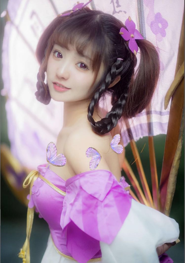 呆妹儿穿露胃装cosplay,好身材尽收眼底,网友:流鼻血了