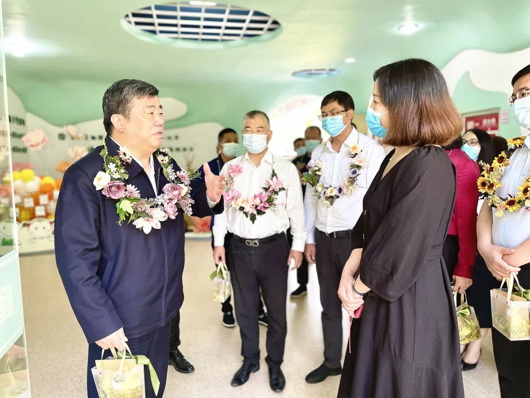 区人大常委会党组书记,主任戴冠福一行赴峰江街道中心幼儿园开展"六一