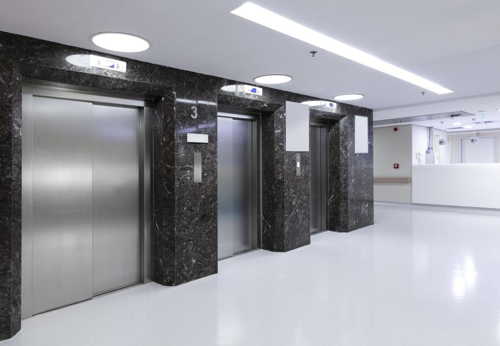 好奇怪!医院电梯门为什么总是单侧开?