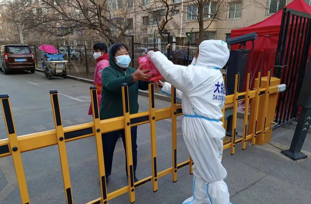 以车为家沈阳这对抗疫夫妻守住小区大门的240个小时