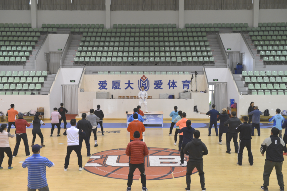 李仁松给厦大全体体育教师做健身气功八段锦培训而在课余,活动之外