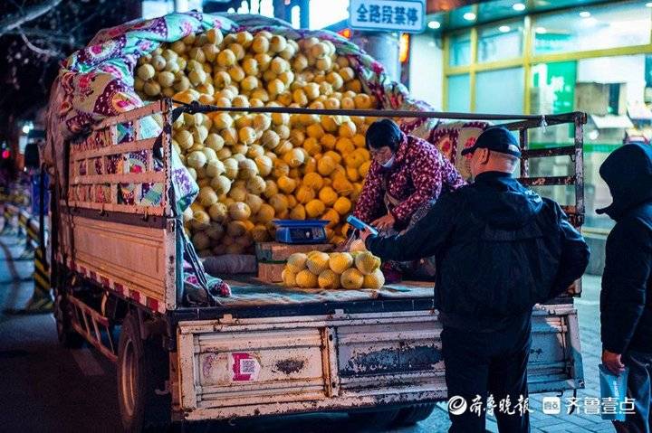 夜晚路边的梨摊