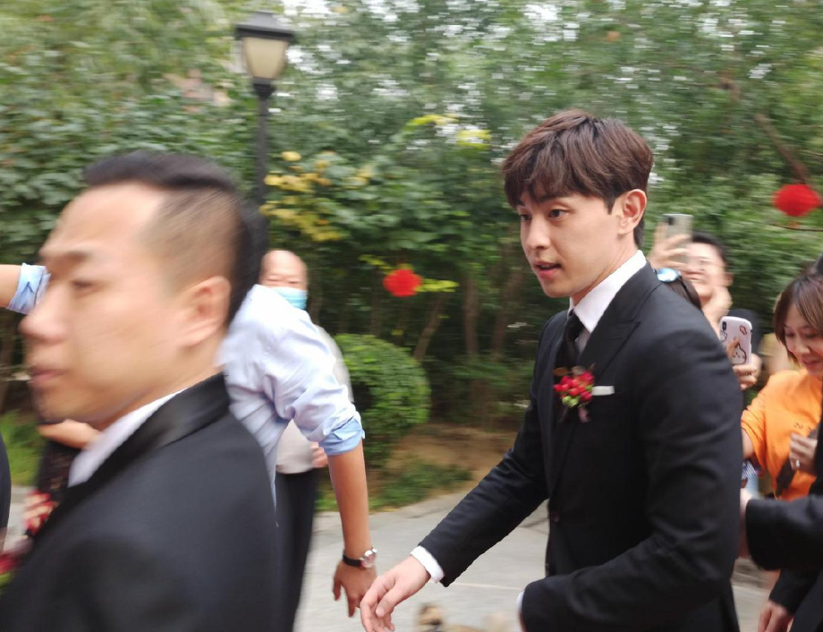 "伴郎专业户"邓伦,生图曝光颜值逆天,网友:业务比新郎还熟练