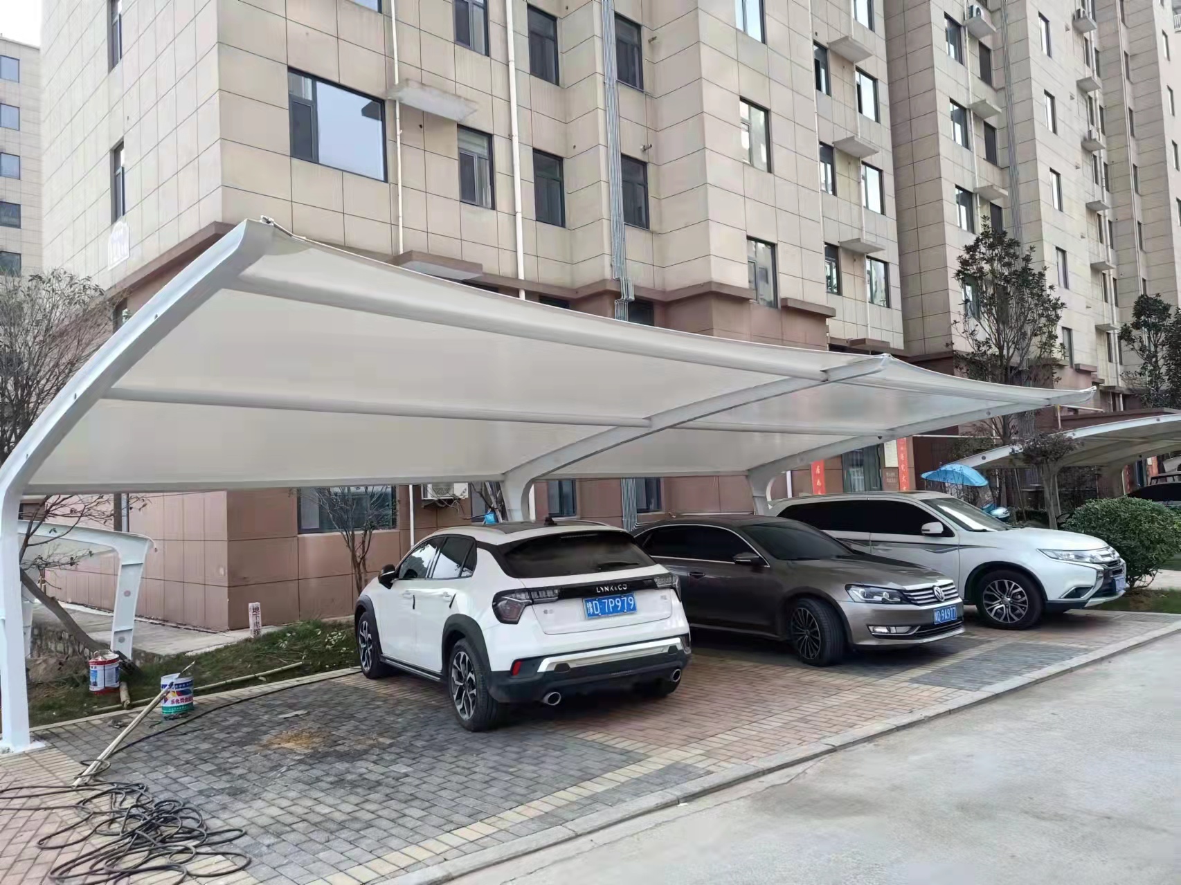 河北廊坊7字形膜结构车棚施工案例