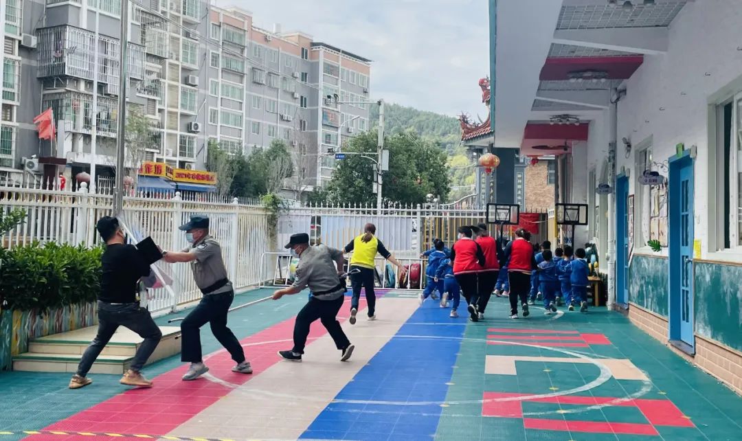 以演筑防,安全"童"行——麦兜幼儿园开展反恐防暴演练活动