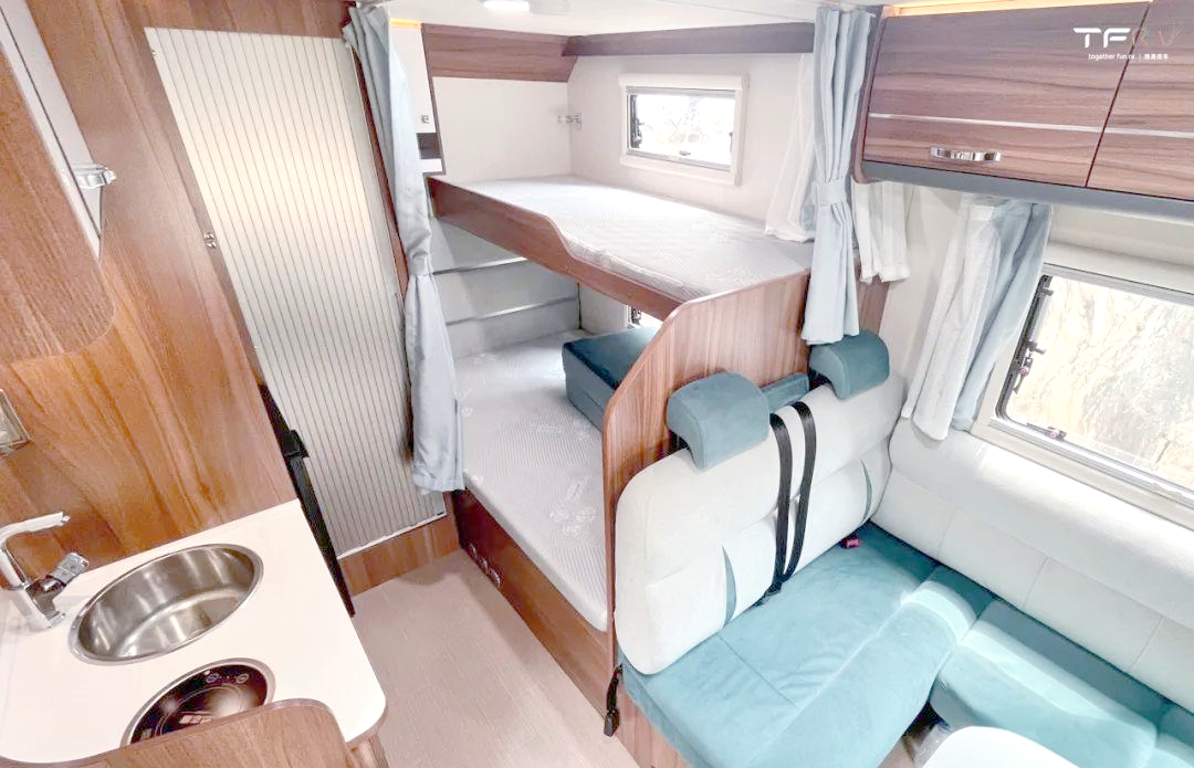 宇通c330大顶感恩版房车,配置齐全,舒适度极高,适合一家四口使用