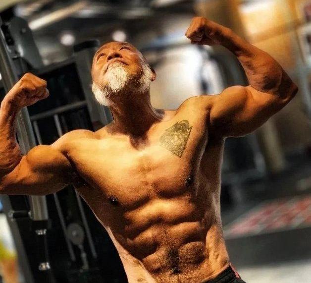 健身老爷子徐智林!六十五岁老人,一身8块腹肌让人羡慕