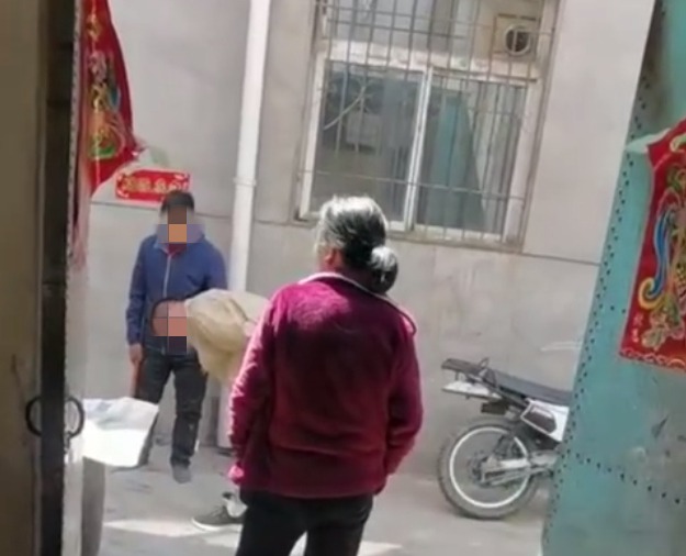 山西兴县叔侄二人因宅基地起矛盾,叔叔抡铁锤将侄子脑袋砸伤