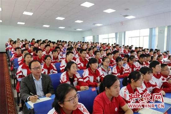 商城县委书记李高岭到商城高中讲授思政课