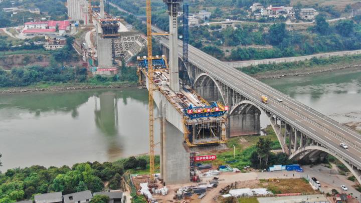 泸州:隆黄铁路施工忙