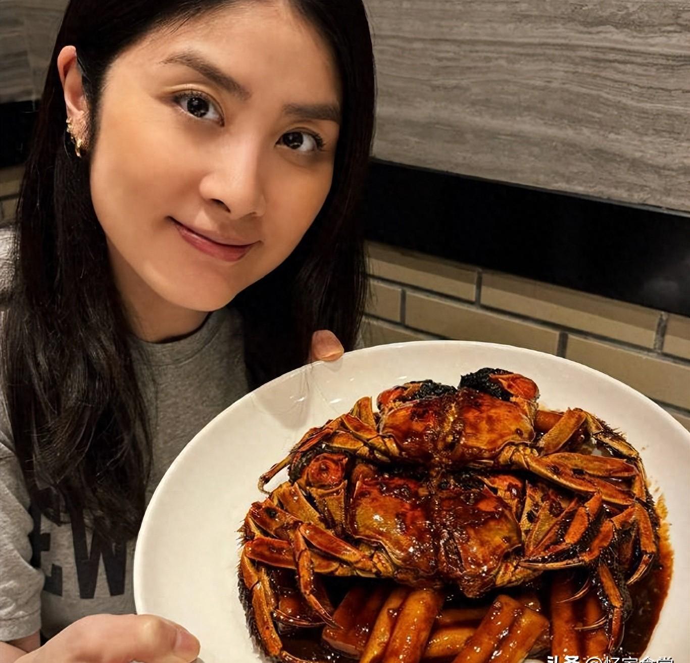 51岁陈慧琳来上海吃本帮菜,重庆女子跟风打卡:原谅我没见过世面