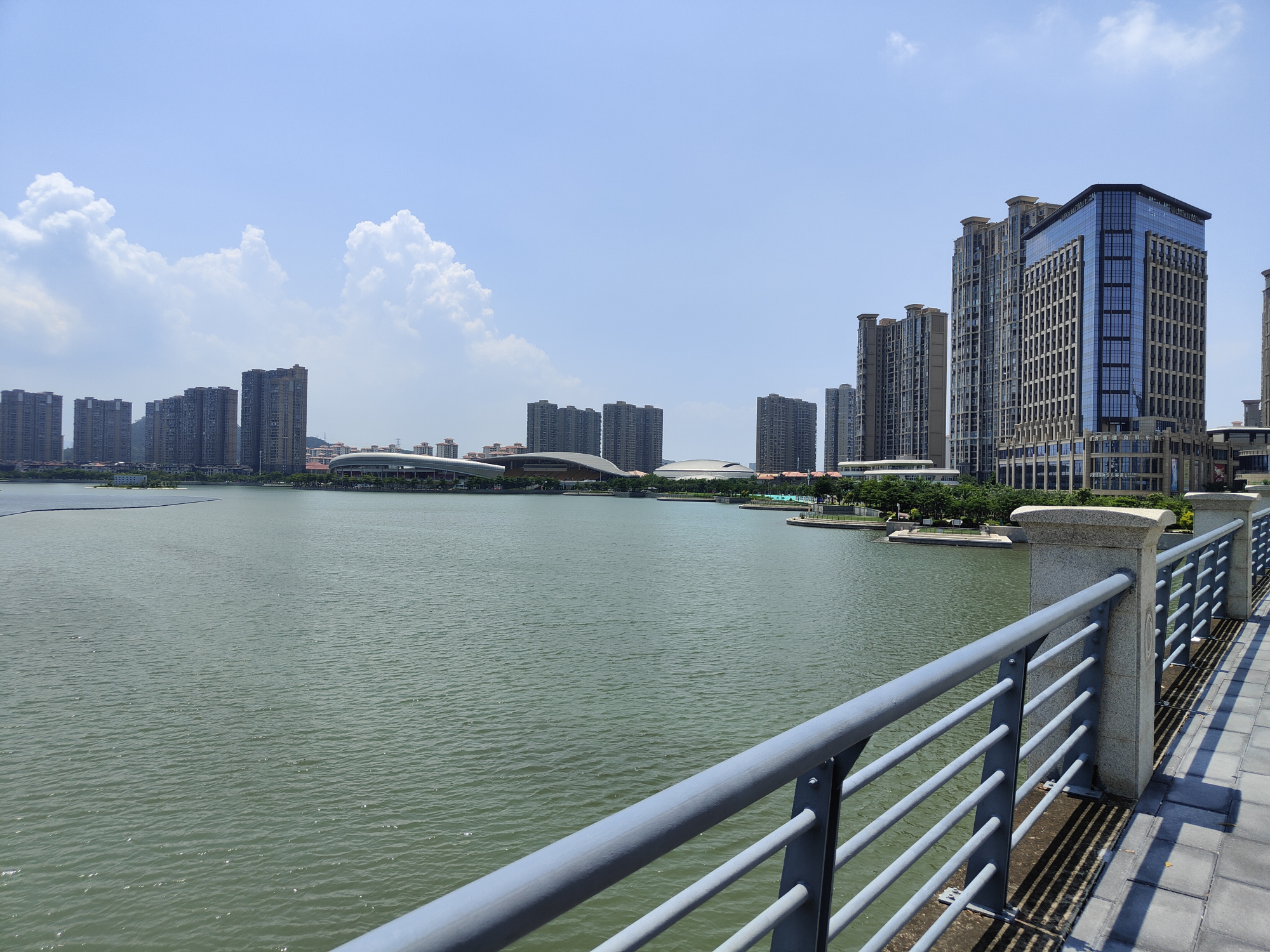 海沧湾是一座沿海湾线打造出的带状公园,厦门旅游的绝佳地方