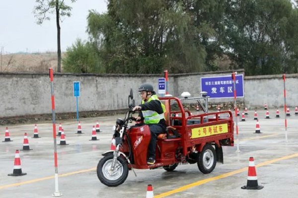 三輪摩托車科目二繞樁技巧