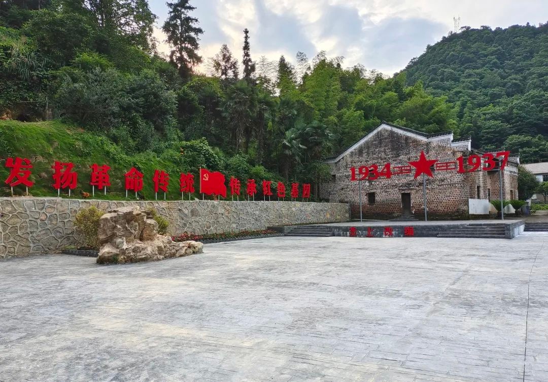 莲花棋盘山民族村:业兴民乐风光好