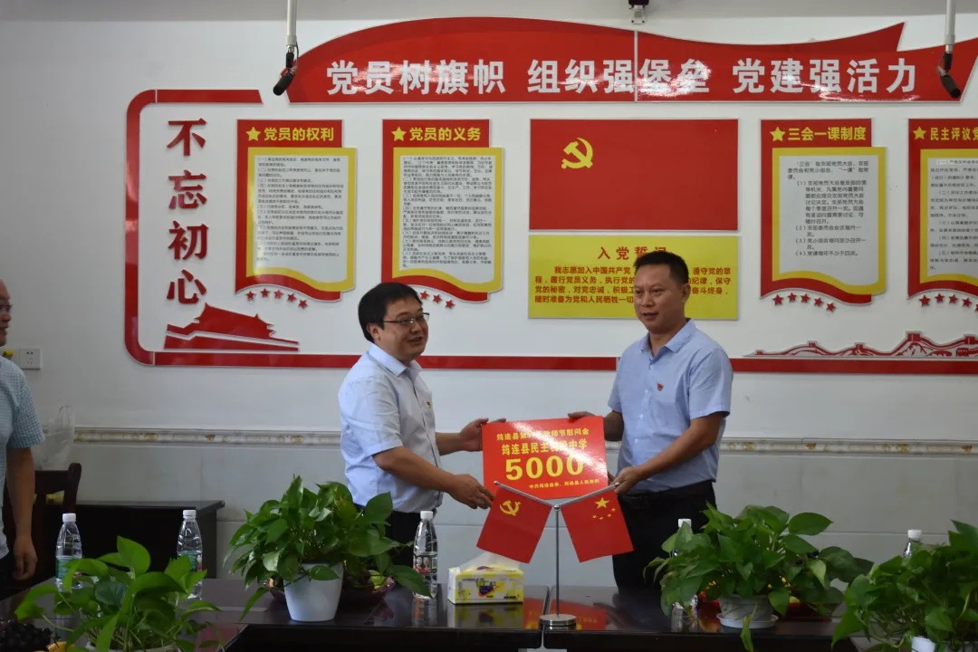 胡吉刚到筠连县大雪山镇开展教师节慰问活动