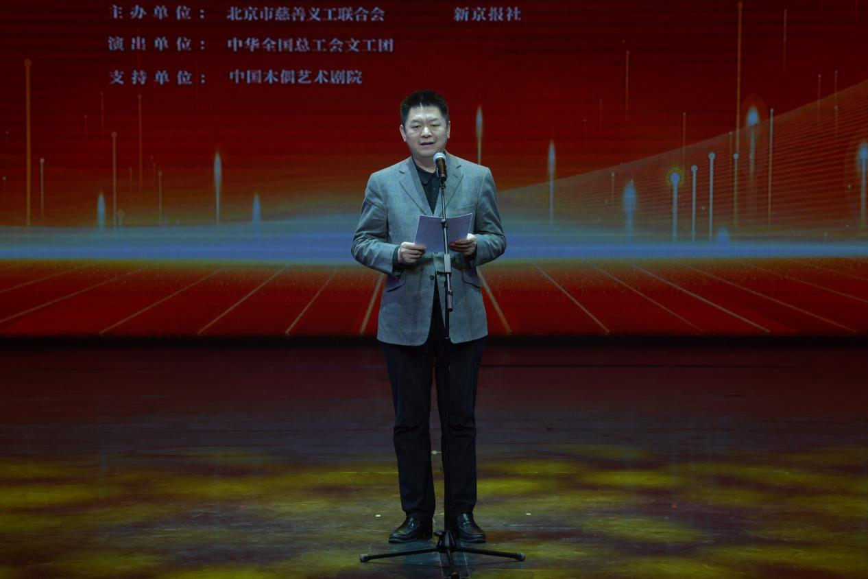 新京报社党委书记,社长刘军胜介绍"寻找身边的雷锋"活动情况