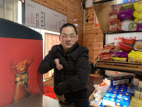 自强标兵张龙海:身残志坚,自学认字和网络通过电商平台助销农产品