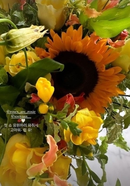 Lisa疯马秀的舞台后INS发文表达感谢 还晒出来自Rosé和Jisoo的鲜花照