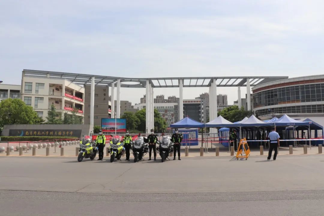 全江北新区高考考生涌向扬子二中,考场外还有这样一群人