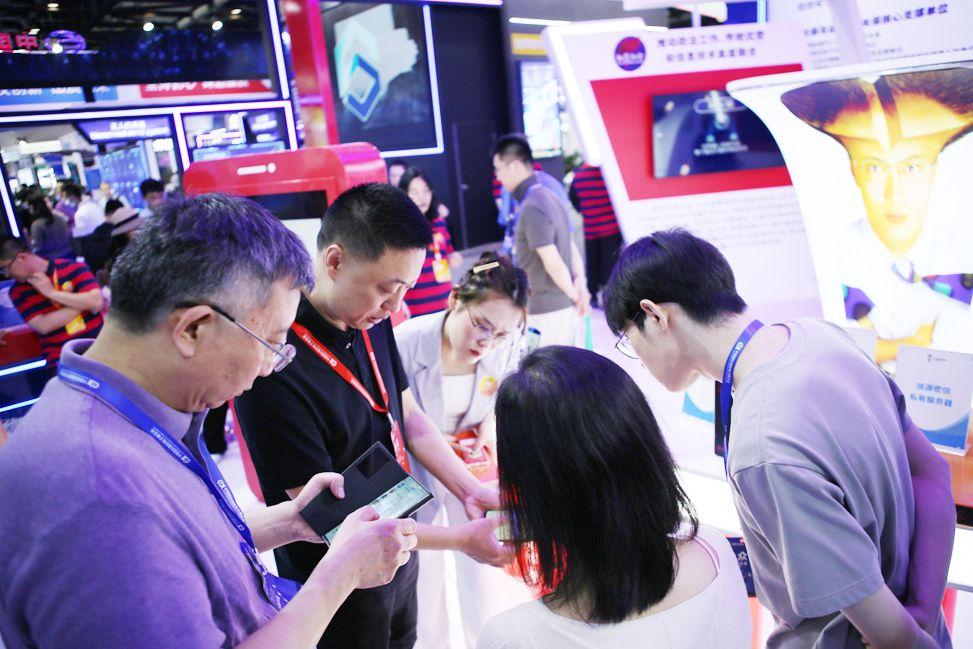 "网红钉子人"现身第十二届中国国际国防电子展览会