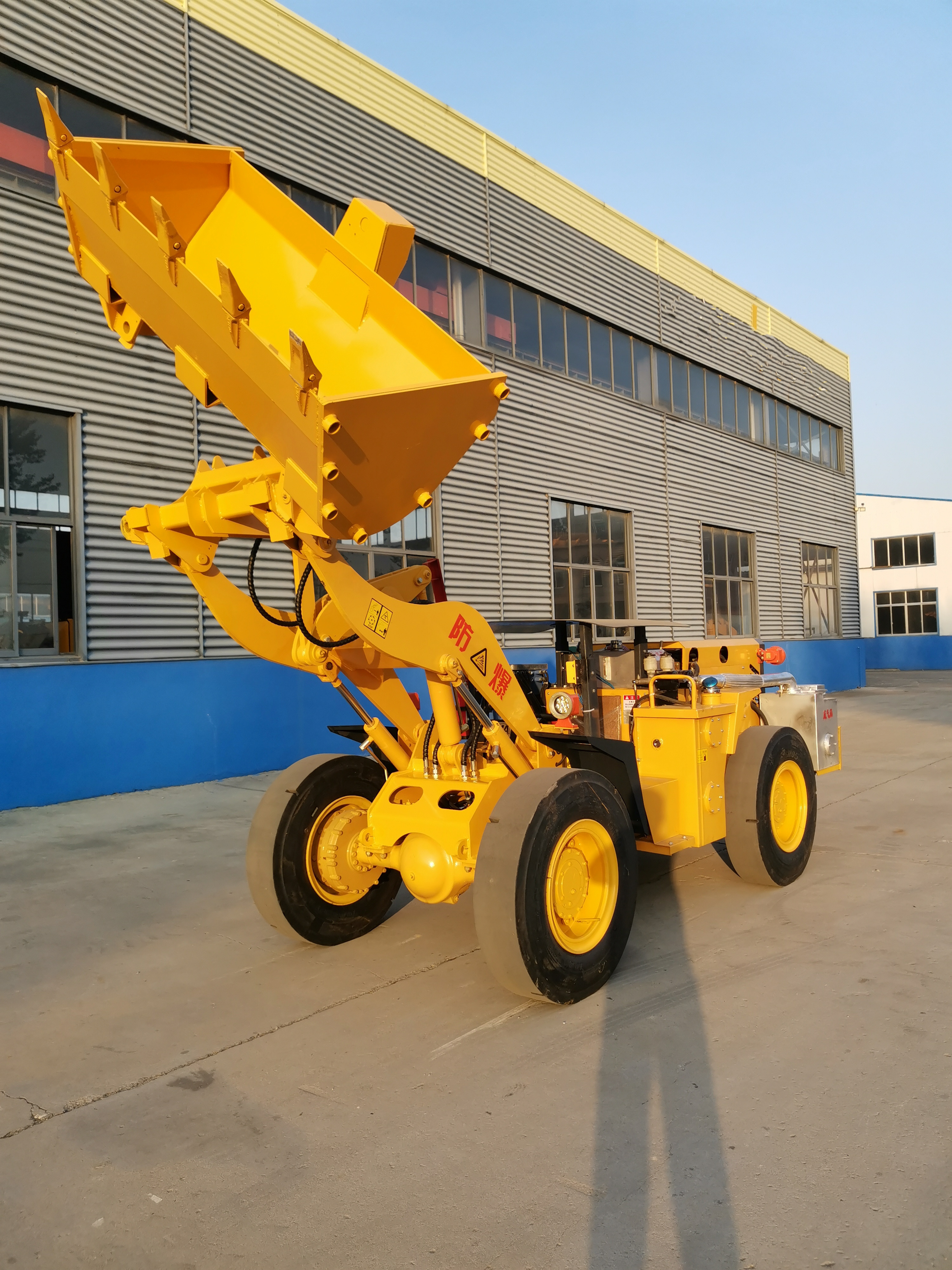 矿用井下下卧式矮体装载机侧卸铲斗