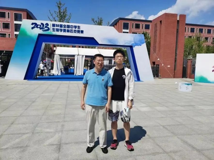 一枚纪念章标价上千元,背后竟是杭州这所百廿中学的名校效应