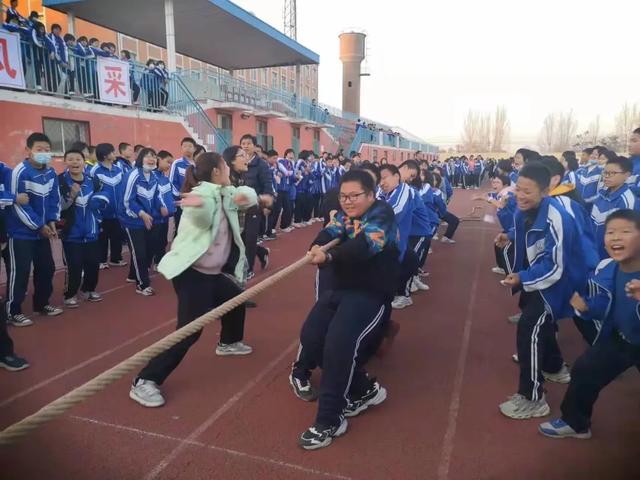 内丘二中举办"阳光运动 力拔山河"拔河比赛