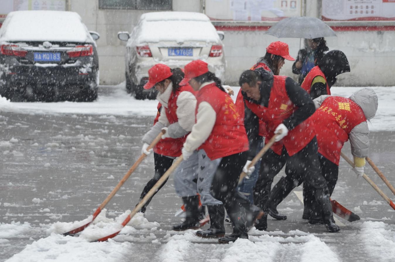 南托街道:铲雪破冰昼夜奋战 争做风雪路上的护航人