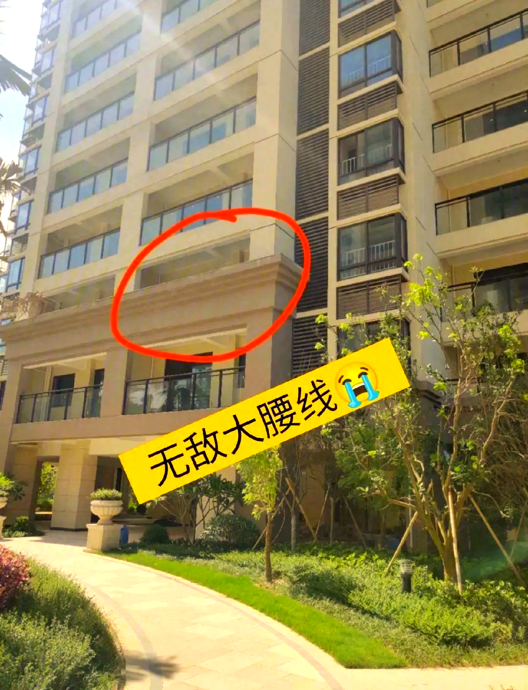 腰线层,作为建筑物外墙上的一种水平线状结构设计,常出现在每隔一定