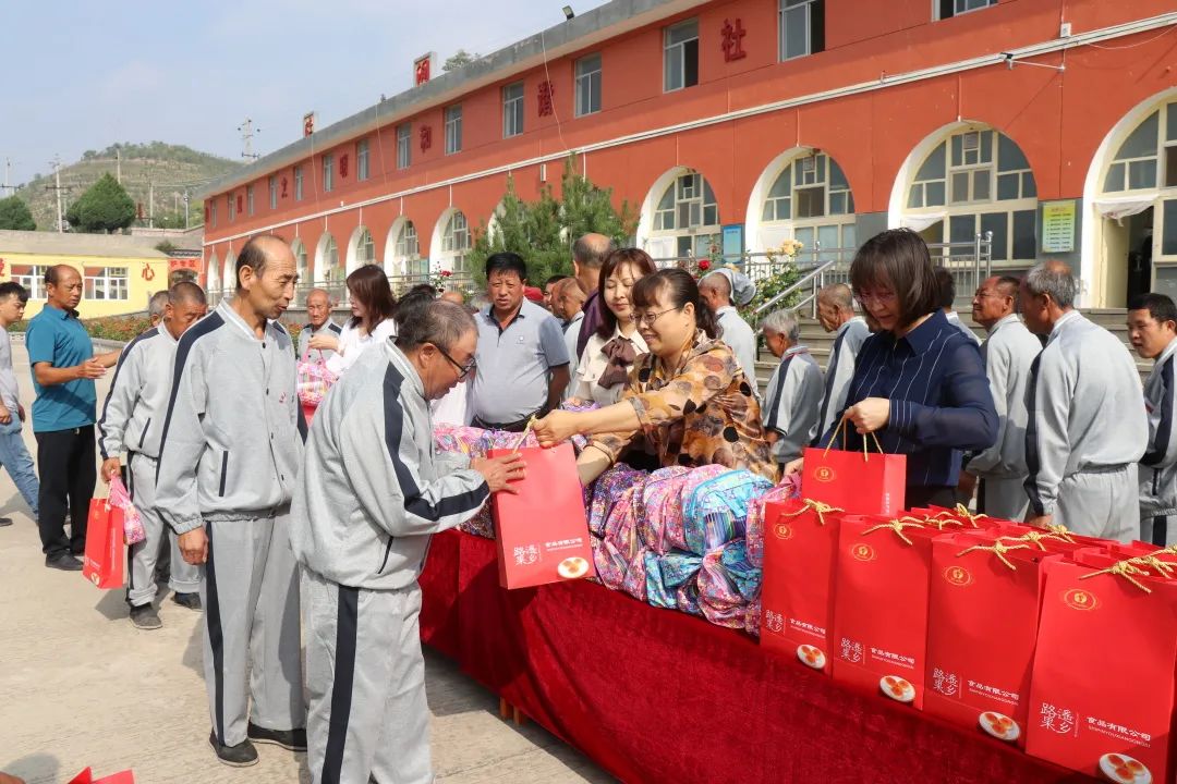 陕西德凯泰拍卖有限公司,来到清涧县中心敬老院开展"我为群众办实事