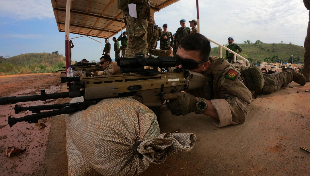 为什么非洲人将ak举过头顶射击?真相让人感慨,这是正确方法