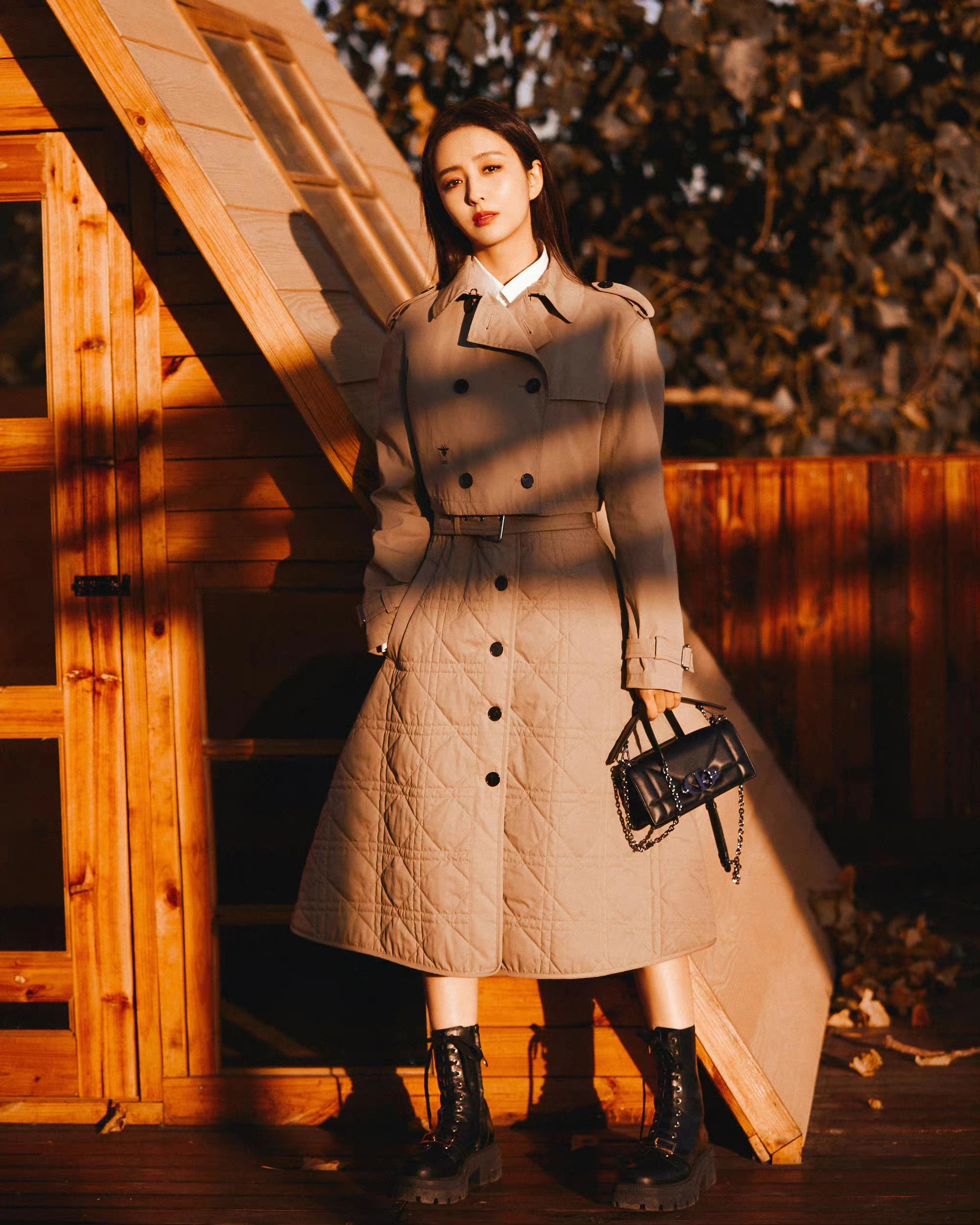 佟丽娅真时髦,穿一件卡其色羽绒风衣,温柔又显气质!