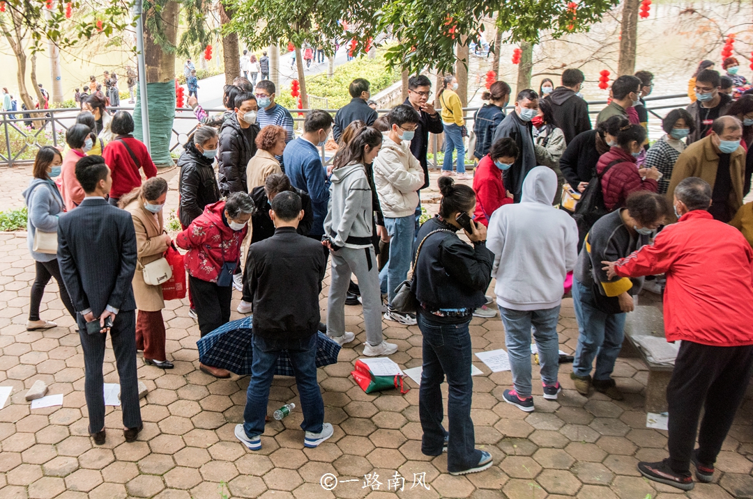 实拍广州"相亲公园",年轻人很少,中老年人随处可见