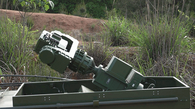 新型重型侦察车首次亮相:升降式电子桅杆 遥控武器站