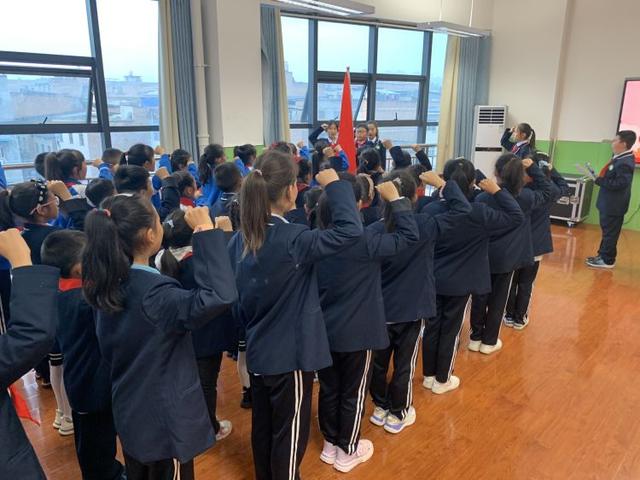 灞桥区官厅小学举行新队员入队仪式