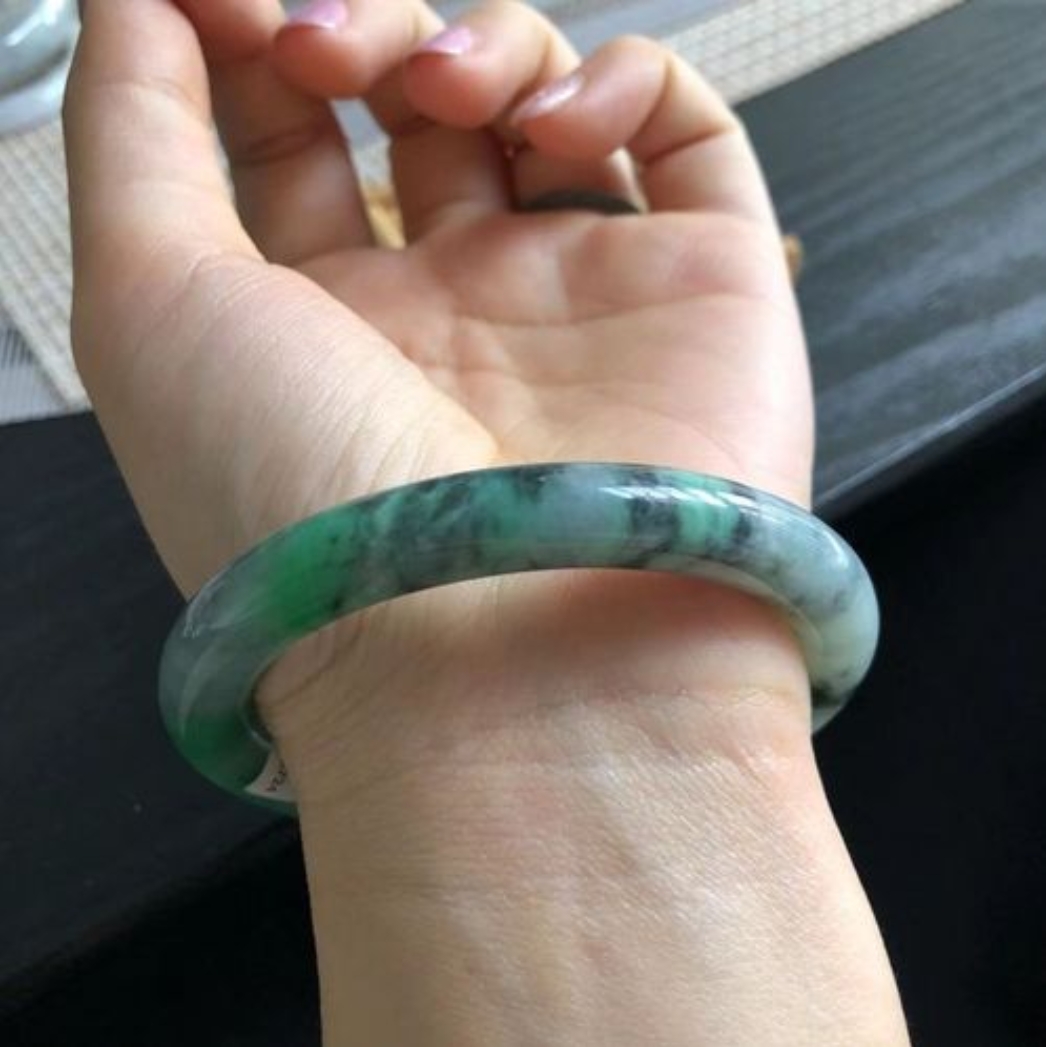 乌鸡带绿的翡翠手镯什么价格能买到呢