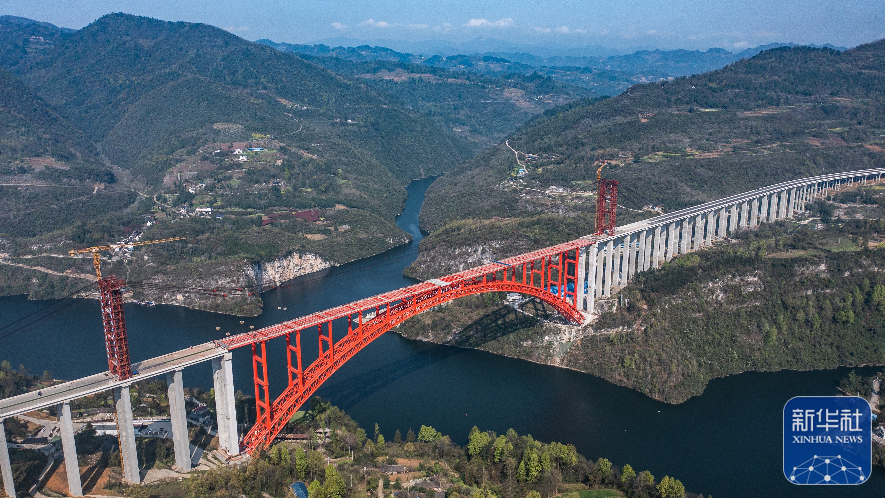 新华全媒 丨德余高速乌江特大桥主体贯通