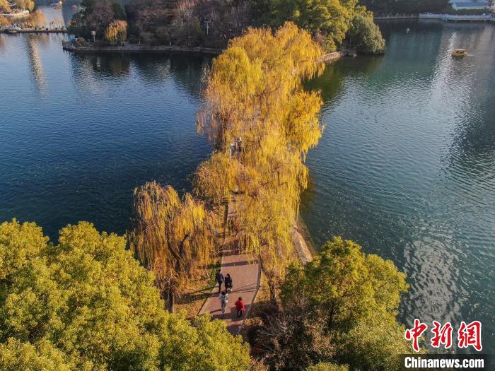 航拍江西南昌八一公园 市民沐浴冬日暖阳游玩享悠闲周末