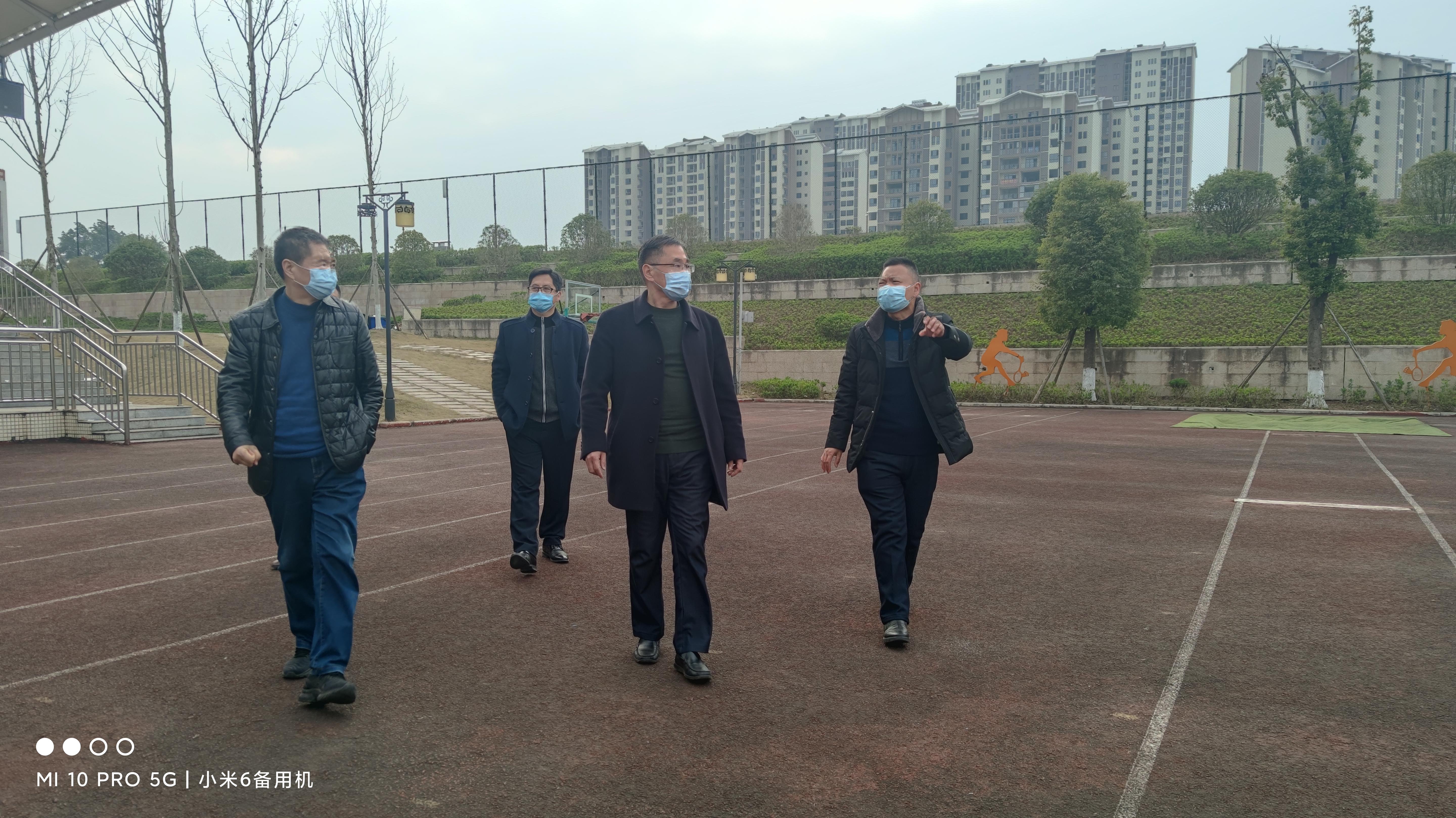 市教育体育局局长黄如贝莅临自贡市板仓实验学校检查开学工作