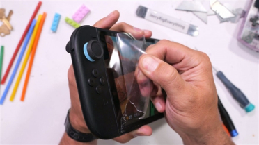 很硬很坚固！Switch 2屏幕惨遭锤子砸了50次：竟然还能正常玩