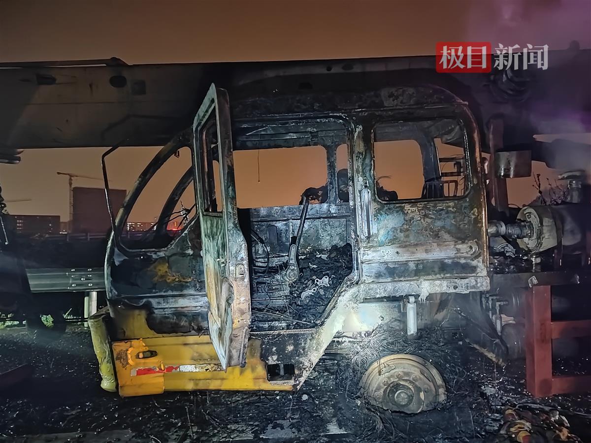 高速匝道上一吊车起火,武汉消防紧急救援