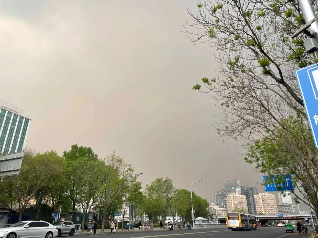 北京开始下泥雨了!晚高峰阵风8,9级,并伴有扬沙,首都机场部分航班延误